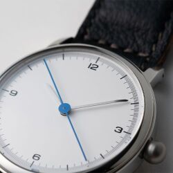 【SPQR 20周年 世界的デザイナー五十嵐威暢デザイン 手巻付自動巻  　特別仕様】　 ブルー天秤秒針が象徴的な機械式 × 稲穂に青蜻蛉紋様の有田焼裏蓋 × SOMES別注・国産高級車シート革 ・ワンプッシュUタイプバックル　【限定１本】