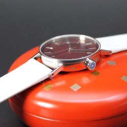 SPQRが繋げた日本の伝統工芸の競演！　凛としてスタイリッシュでエレガント　SPQR　arita × urushikiso 弁柄色（べんがらいろ） 　バンドは滑らかなミラネーゼメッシュ 及び 漆文字盤を映えさせるに相性のいいホワイトレザー の二本立て　【限定1本】