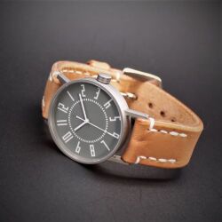 【SPQR公式サイト限定仕様】　eki watch φ37ｍｍ  新色グレイ文字盤 × SOMESサドルレザー　グッドデザイン賞受賞　五十嵐　威暢 氏 デザイン