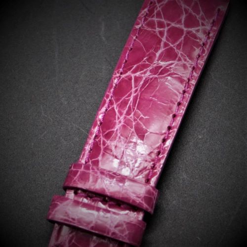 あらゆる高級腕時計との相性も抜群 重厚ながらおしゃれなクオリティー感と高級感で納得の日本品質 最高級クロコダイルベルト ピンク 18mm幅