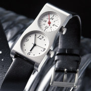 ふるさと納税 小物 長野県 岡谷市  腕時計 クオーツ式 五十嵐　威暢　DUAL TIME 12+24（テ゛ュアルタイム） バンド レザーベージュ 腕時計 時計 ブランド SPQR… 五十嵐威暢/デュアルタイム 腕時計 12＋24 [デュアルタイム