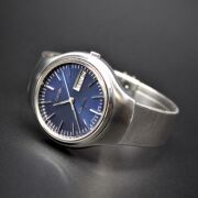 【SEIKOが誇る 50年前のクオーツ創世記の 貴重な歴史的名品 3823-7001A　今や入手至難品】　ブルー文字盤・柔らかな肌触りのオリジナル・ステンレスメッシュバンド装着・美品　　【公式サイト標準価格×30%LESS】　【限定1本】