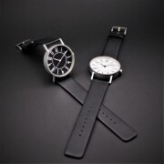 ふるさと納税 小物 長野県 岡谷市  腕時計 クオーツ式 五十嵐　威暢　eki watch φ30mm ブラック／カーフ ブラック 腕時計 時計 ブランド SPQR スポール メン… グッドデザイン賞受賞】 五十嵐 威暢 氏による究極のベーシック