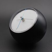 【 五十嵐威暢デザイン　外径φ10cm　卓上置時計 】 静かに廻るブルー天秤秒針スイープ運針が地球の自転を象徴　＜earth  clock  BLACK＞　インテリア＆贈答品にオススメ