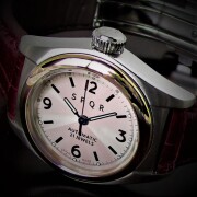 【SPQR 待望の１２時りゅうず 小型のシンプルデザイン　ピンクゴールドベゼル　手巻付自動巻機械式】  Ｕｂｕｄ機械式　アイボリー・ピンク文字盤×最高級クロコダイル
