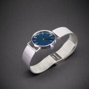 SPQRが繋げた日本の伝統工芸の競演！　凛としてスタイリッシュでエレガント　SPQR　arita × urushikiso 濃紺（のうこん） 　バンドは滑らかなミラネーゼメッシュ 及び 漆文字盤を映えさせるに相性のいいホワイトレザー の二本立て　【限定1本】