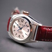 【SPQRで復活・あと2本】  レトロ 懐かしい12時ブラウン竜頭  小型サイズのシンプルデザイン・使い易さとオシャレ重視の手巻付自動巻機械式 　Ubud-M × 最高級クロコダイル