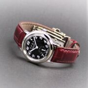 【SPQR  φ28mmの絶妙サイズ ・ THE　SPQR のコンセプトを踏襲しシンプル・レトロ・小秒針】　THE　SPQR　LQ　ブラック文字盤  × 高級クロコダイル・ワインレッド×ワンプッシュ式Uタイプバックル　商談用　30%OFF　1本限定