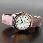 【SPQRロングセラー超定番の手巻付自動巻パワーリザーブ・カラーベゼル高級限定版】 Ventuno pr ピンクベゼル × クロコダイルバンド・SOMESワインレッド水牛【限定1本】