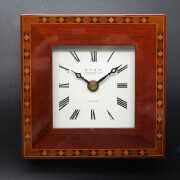 【 日本を代表する江戸時代発祥の伝統工芸　箱根寄木細工の匠が創るフレーム 】　 SPQR × 寄木細工・伝統工芸士・石川匠・共同開発　癒しを戴ける！！貴重な卓上クロック　≪限定10本≫