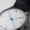 【SPQR 20周年 世界的デザイナー五十嵐威暢デザイン 手巻付自動巻  　特別仕様】　 ブルー天秤秒針が象徴的な機械式 × 稲穂に青蜻蛉紋様の有田焼裏蓋 × SOMES別注・国産高級車シート革 ・ワンプッシュUタイプバックル　【限定１本】