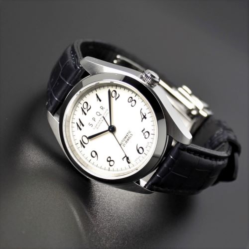 【SPQR 手巻付自動巻三針ストレート の シンプルデザイン　Ventuno　st　復刻版】　アイボリー、ローズグレイ、ネイビー  ３カラー文字盤　×　高級 クロコダイル・SOMES水牛 + SS三つ折れバックル