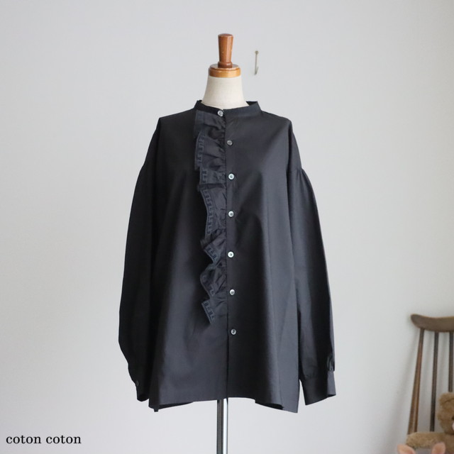 US260BL037 UNIVERSAL SEVEN ナチュラルタイプライターイタリアンフィレレースラッフルブラウス