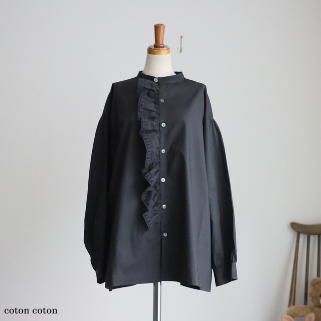 US260BL037 UNIVERSAL SEVEN ナチュラルタイプライターイタリアンフィレレースラッフルブラウス