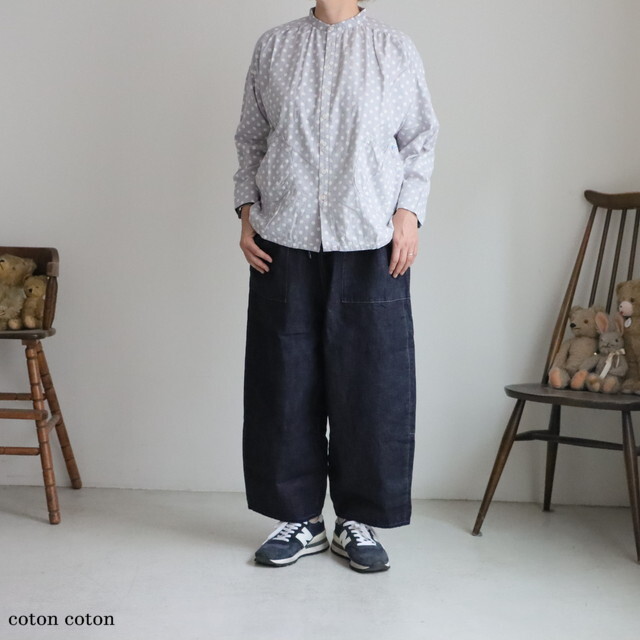 53S03　快晴堂  グレーとネイビーの抜染水玉　スタンド背タックシャツ　2色