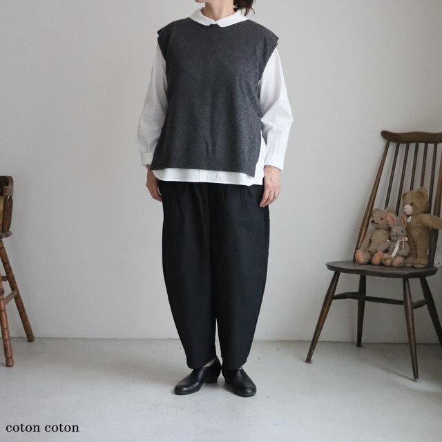 GBSL25521  soil  12GG 1PLY PLAIN STITCH WOOL/NYLON CREW-NECK VEST WITH SIDE BUTTON  2色