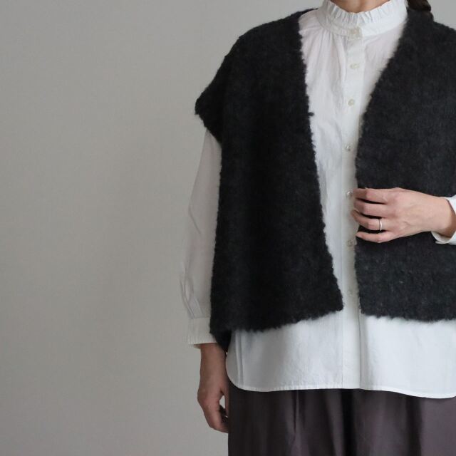 CNMDS2561A maison de soil  3GG BOUCLE V-NECK VEST WITH PIN
