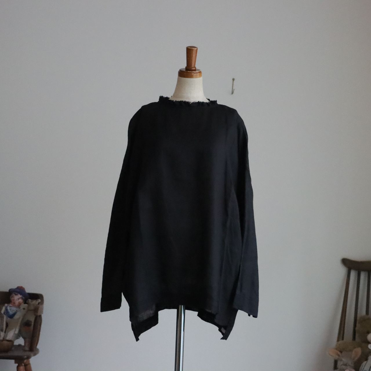 LA479 LABORATORY  タイニーフリルブラウス　BLACK