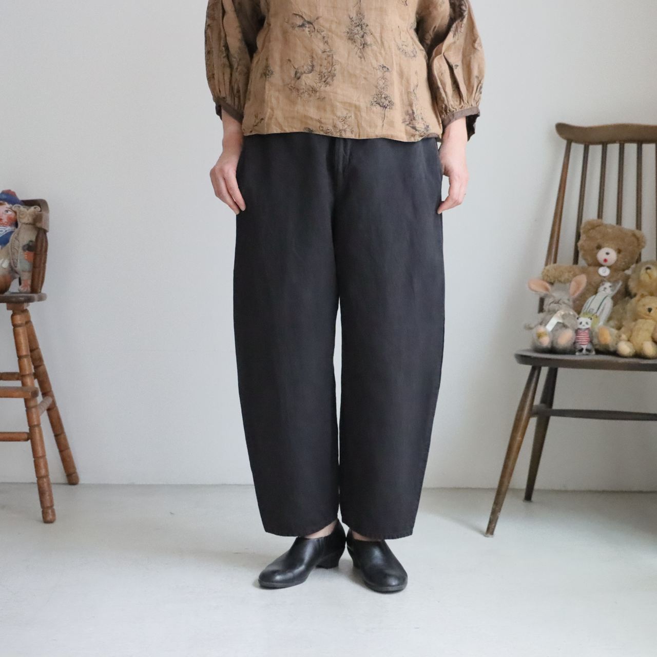 13506026　vlas blomme   C/L Twill ワイドダーツパンツ  2色