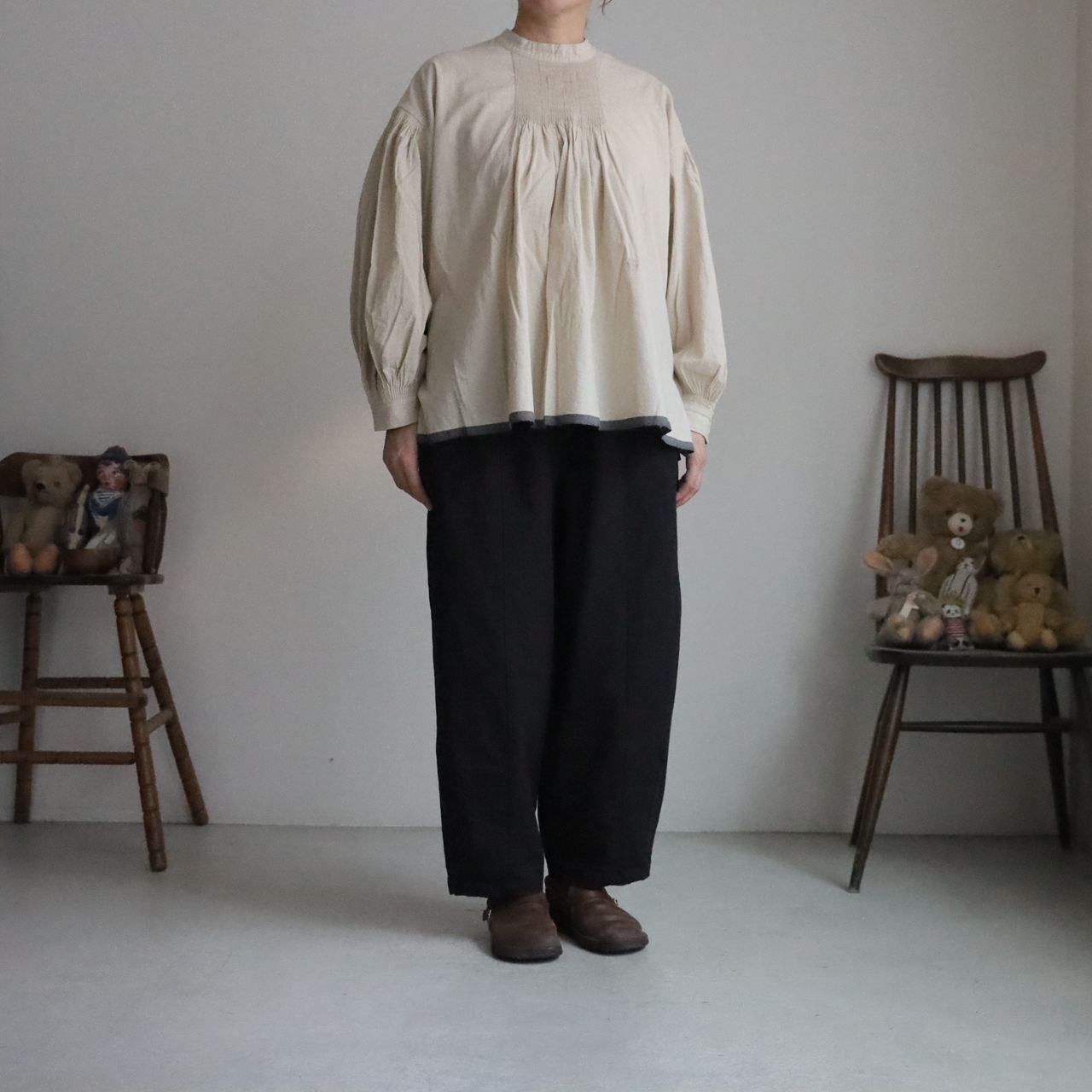 INMDS26732 maison de soil  HANDWOVEN HEAVY COTTON PLAIN WITH SELVAGE BACK OPENING STAND COLLAR SHIRTS WITH MINI PINTUCK 2色
