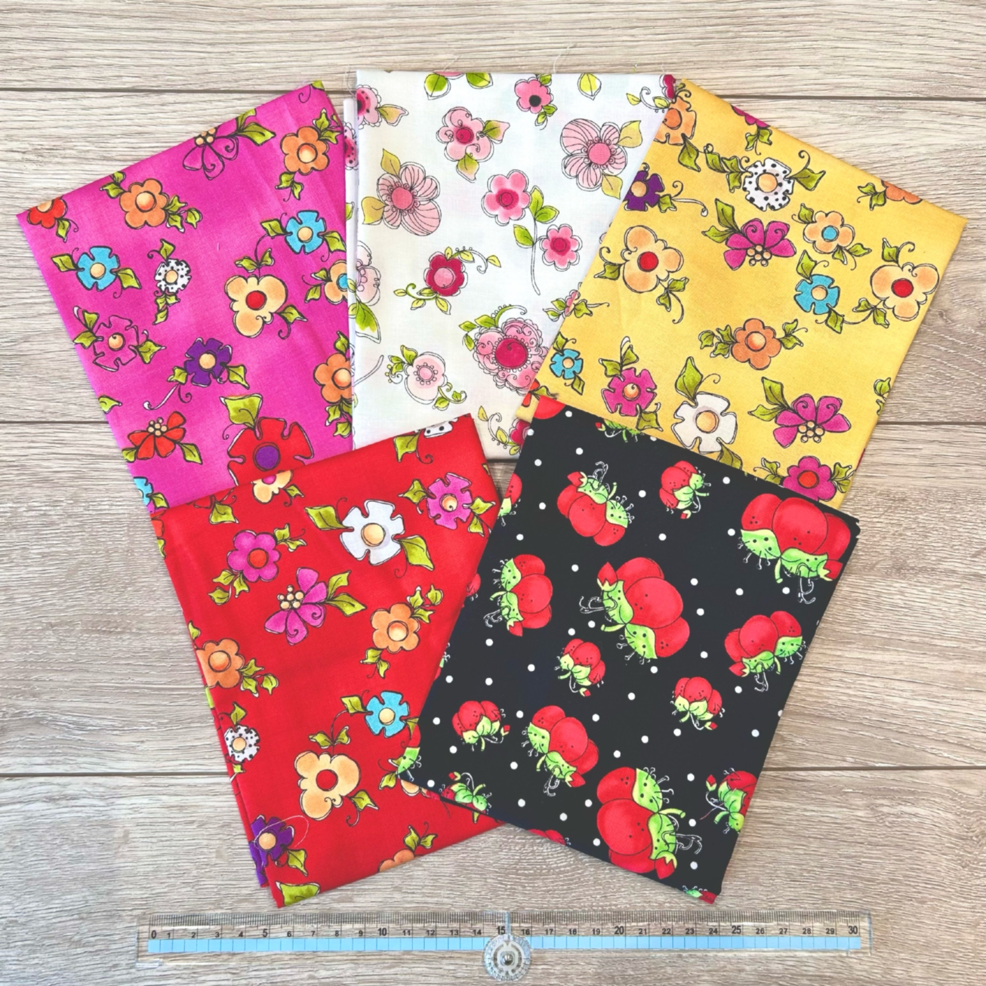 【 USAコットン ロラライハリス 花柄  ピンドット 】50×55cmサイズ  5種5枚で通常￥2750→1980円　数量限定のお得なロラライハリス生地5枚セット（COS-022）