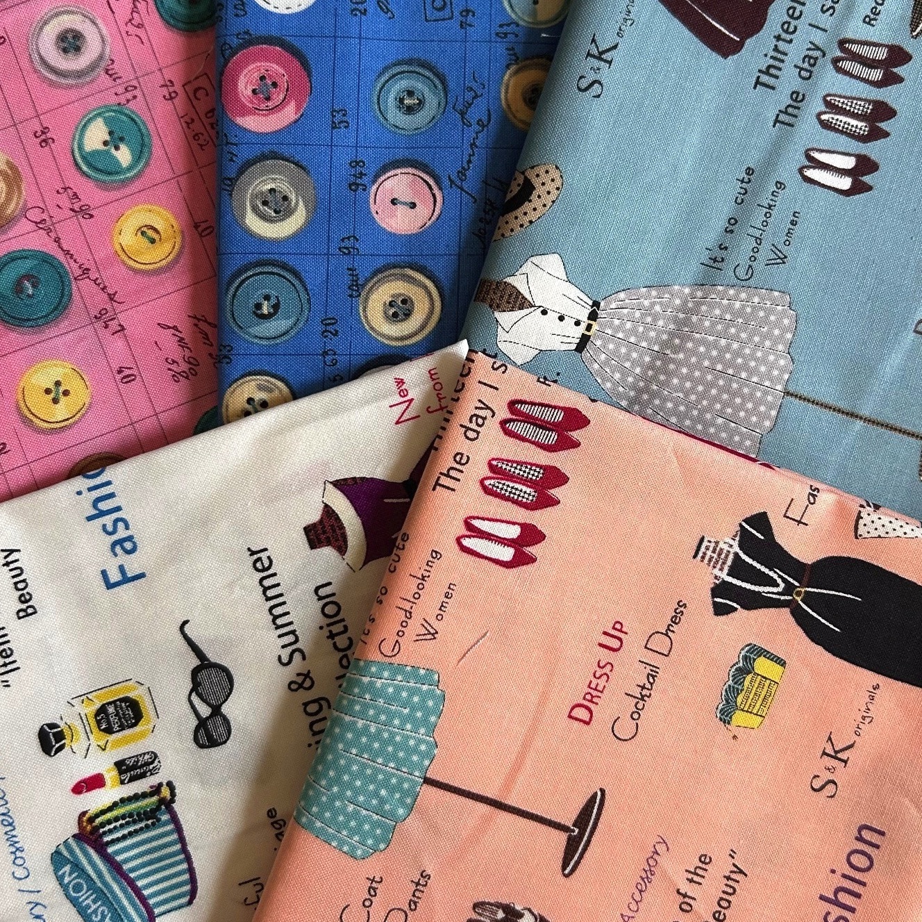 《数量限定》【小関鈴子先生 新柄デザイン】レトロドレス柄  ボタン柄  英字  33×37cm5柄5枚セット (COS-042）