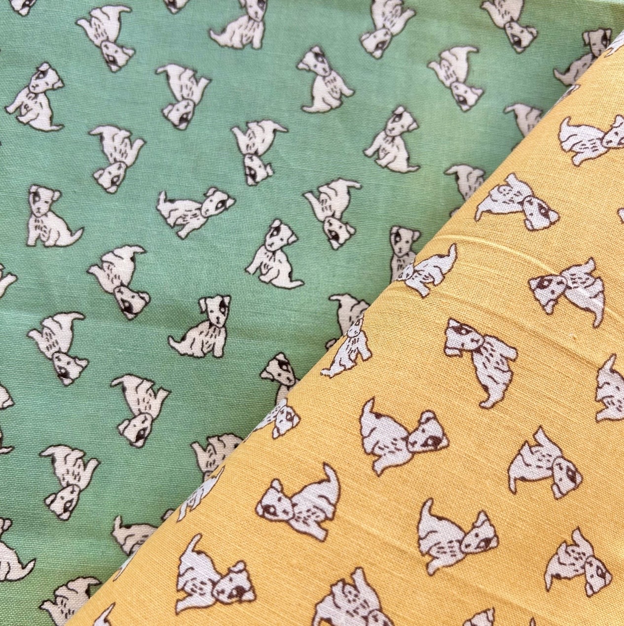 希少生地　USA輸入コットン生地【サーティーズ（1930年代の復刻版生地）】レトロ柄　犬柄　(UTH-229)