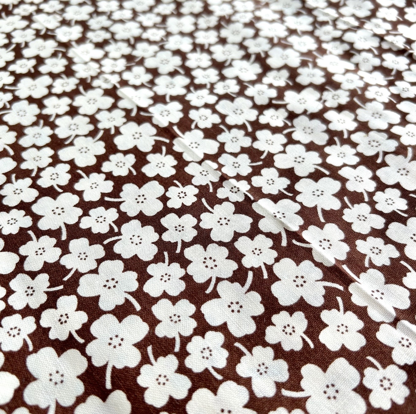 希少生地　USAコットン【サーティーズ（1930年代の復刻版生地）】レトロ花柄　ダークブラウン系　(UTH-265)