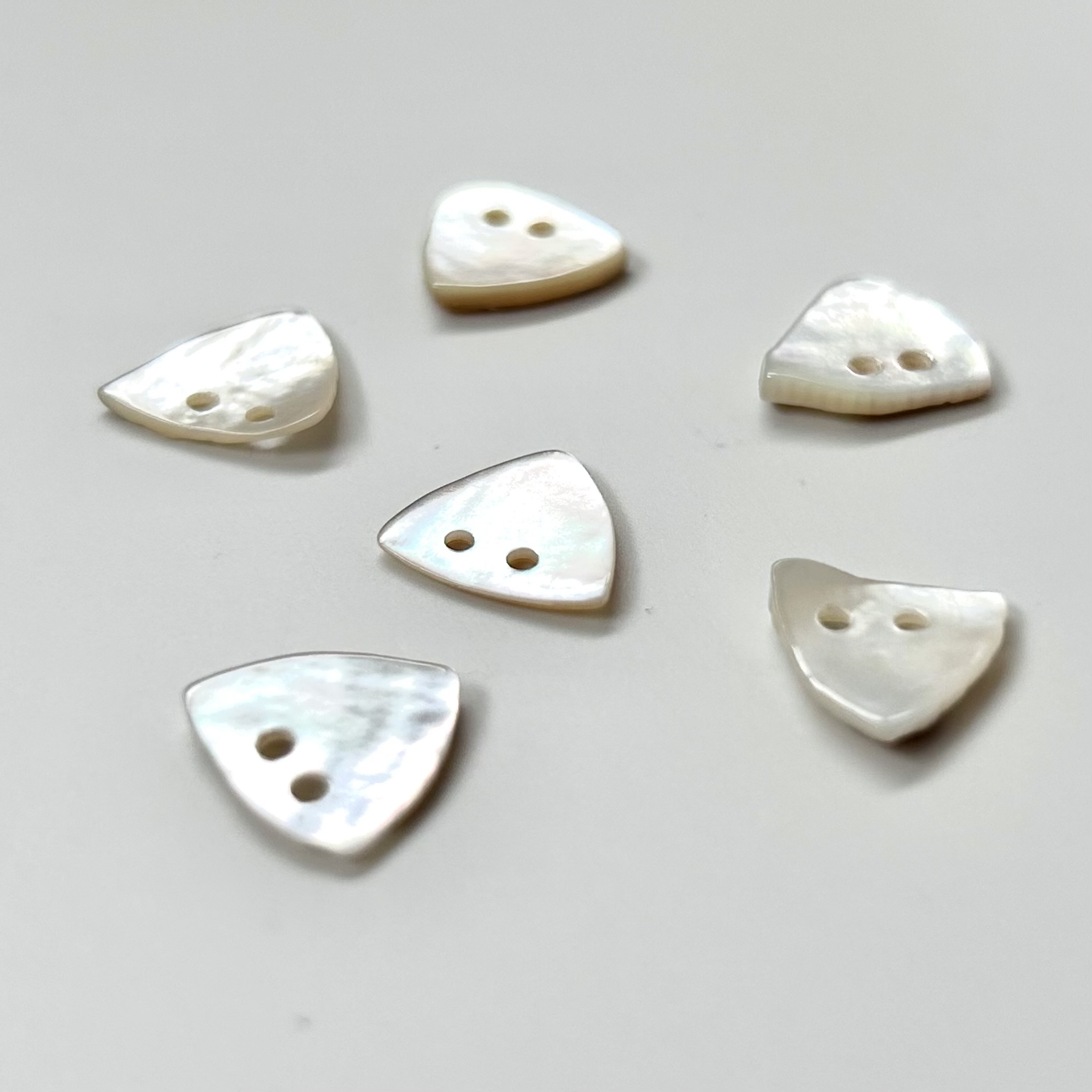 貝ボタン シェルボタン 6個セット【 三角 】(NOT-283)