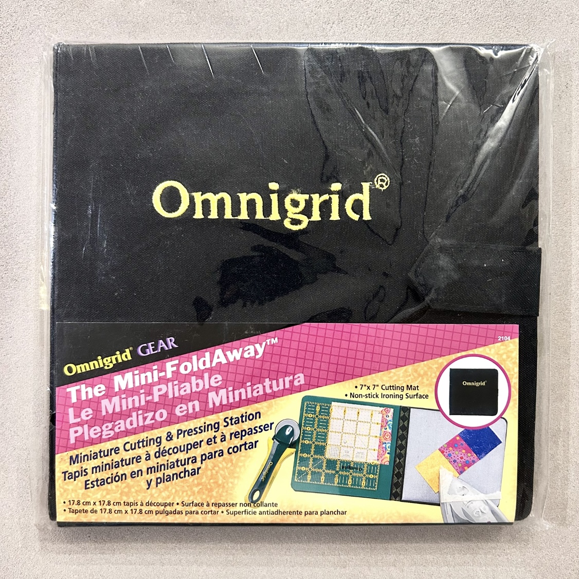 希少 USA輸入品 ヴィンテージ 新品未使用品【 Omnigrid 】ミニフォールドアウェイ　折りたたみ式プレス&カッティングステーション  ポータブルマット 7 × 7インチ  (NOT-340)