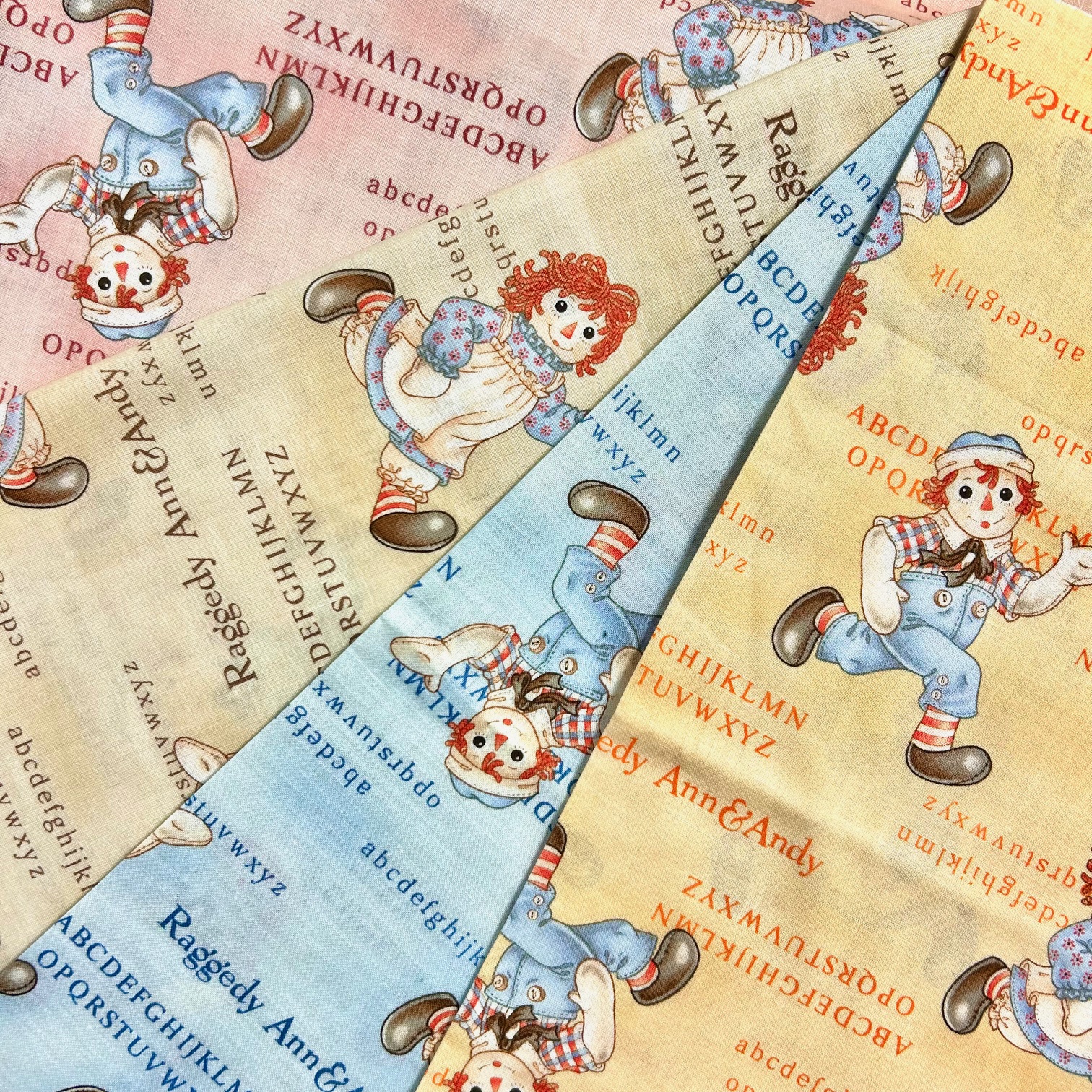 《再入荷》【国産】ラガディアン&アンディ生地  アメリカンカントリー生地  Raggedy Ann & Andy 英字 4色展開 (JRA-005)