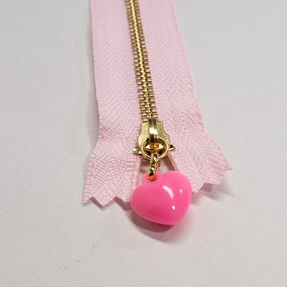 【カラーファスナー】ピンクのハート飾りつき　16cm [NOT-190]