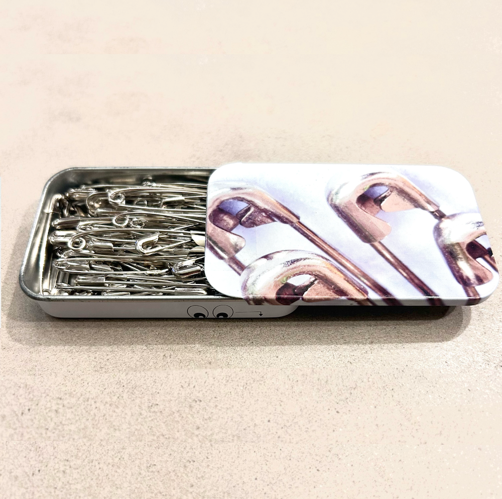 【Sewgroup】Steel Safety Pins  スライドケース入りスチール製安全ピン  アソートサイズ  60本(NOT-298)