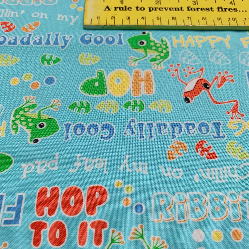 【USA輸入生地】カエル柄  英字柄　ブルー系　暗闇で光る蓄光塗料を使用した生地   UFRG-058