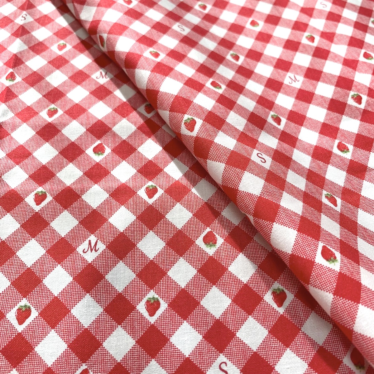 【国産生地　Kidsプリント】キルトゲイト ギンガムチェック赤  イチゴ柄  英字  ホワイト×レッド (UKS-226)