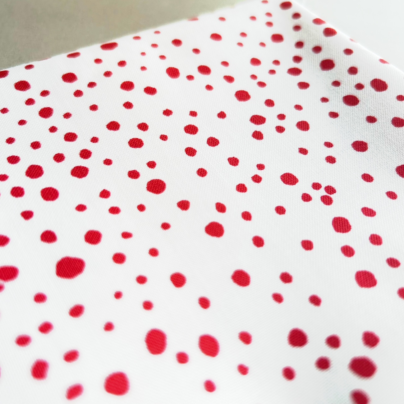 USA海外ファブリック【Loralie Designs】Dots  Fabric  ロラライハリス  ドット柄生地  ホワイト×レッド