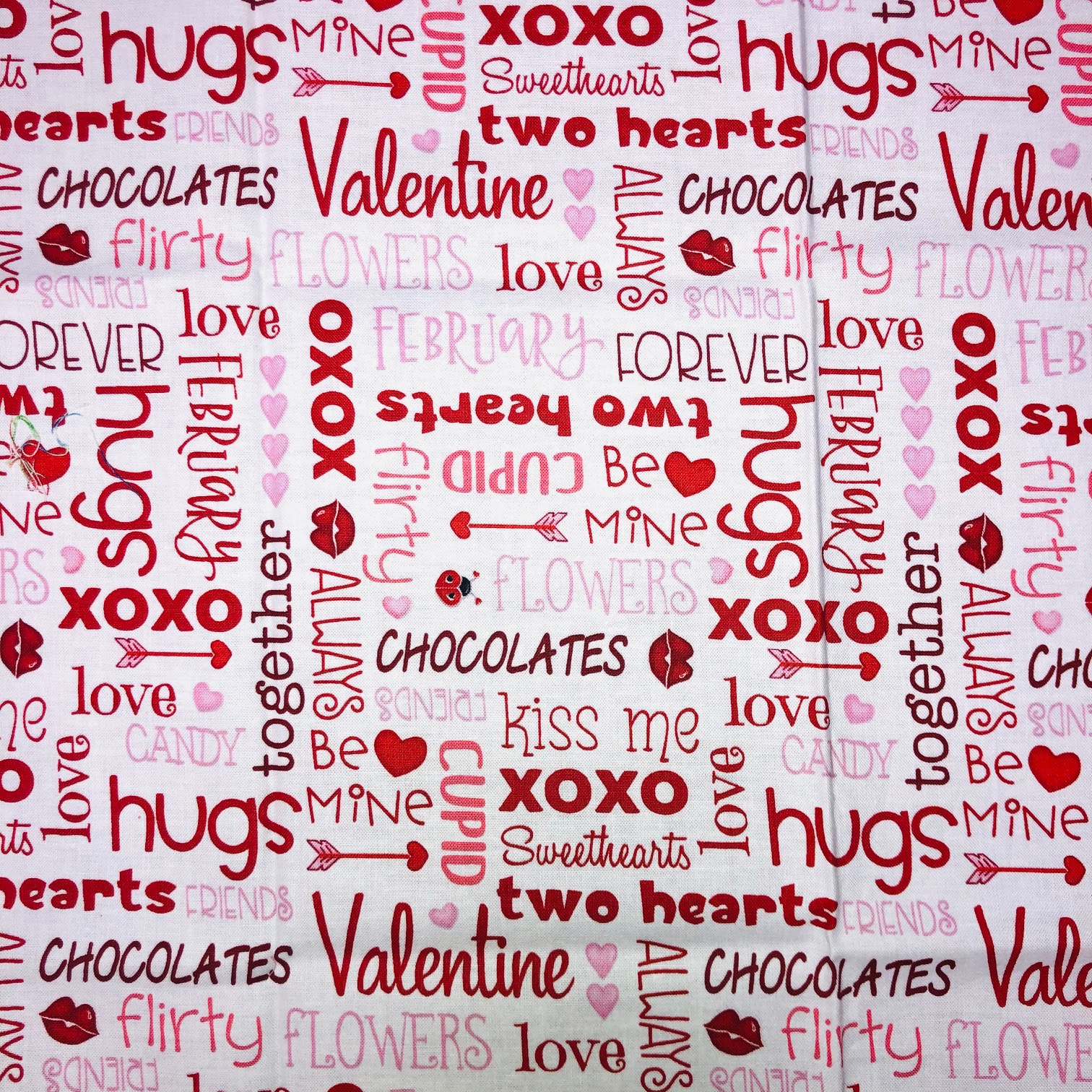 【USAコットン】ハート柄生地　XOXO 英字/Pink(UOTS-011)