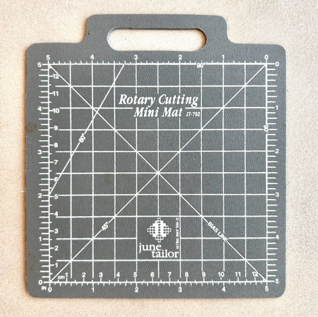 アメリカ製ヴィンテージ品【 June Tailor 】ジューンタイラー ロータリーカッティング　ミニマット グリッド定規 "5 × 5"インチ (12 ×12 センチ)  (NOT-334)