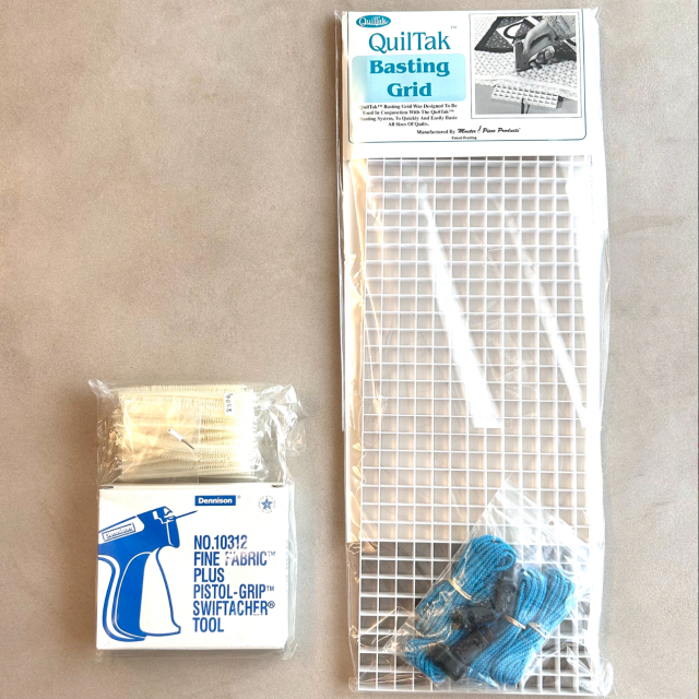 USA輸入【 Quiltak 】希少 Basting Grid キルタック  バスティンググリッド キルトのしつけ、仮縫い用システム グリッドボードとしつけ用ガンタッカー、替えタックのセット キルティング用品  ヴィンテージ 廃番品 (NOT-347)