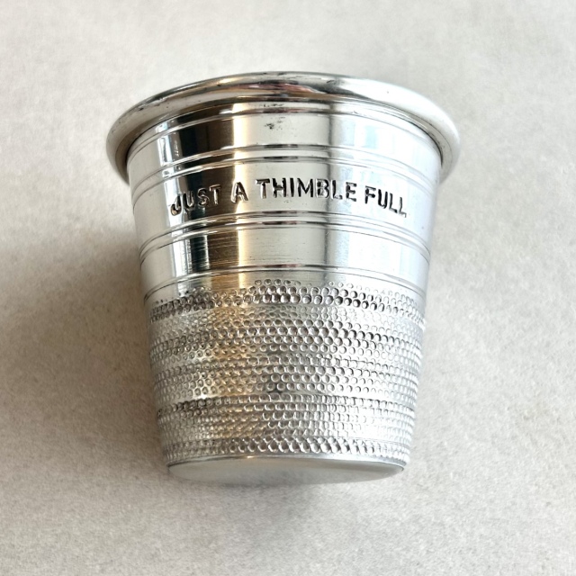 USA輸入　ヴィンテージ  銀メッキ「Just A Thimble Full」指ぬきデザインのショットグラス (NOT-352)