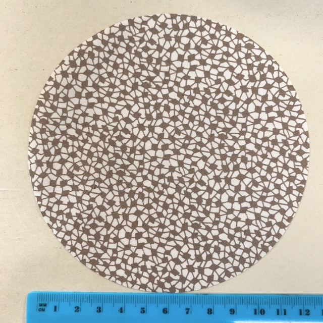 【野原チャック先生デザイン生地】丸形カット済み生地　パッチワークヘキサゴンやヨーヨーキルトに　サークルカット布　ブラウン系   5インチ/4インチ/3インチから選べるセット布  (JNC-5-10A)