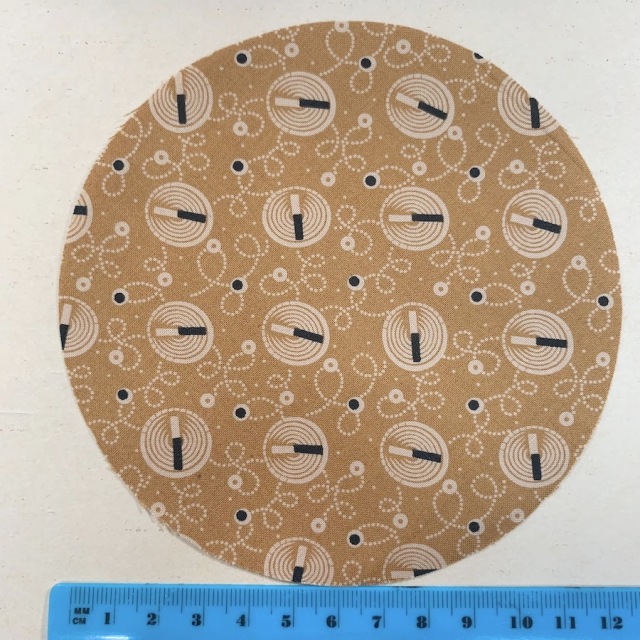 【野原チャック先生デザイン生地】丸形カット済み生地　パッチワークヘキサゴンやヨーヨーキルトに　サークルカット布　ライトブラウン系   5インチ/4インチ/3インチから選べるセット布  (JNC-5-3C)
