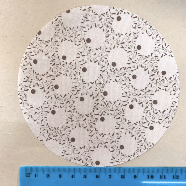 【野原チャック先生デザイン生地】丸形カット済み生地　パッチワークヘキサゴンやヨーヨーキルトに　サークルカット布　ホワイト系   5インチ/4インチ/3インチから選べるセット布  (JNC-5-9A)