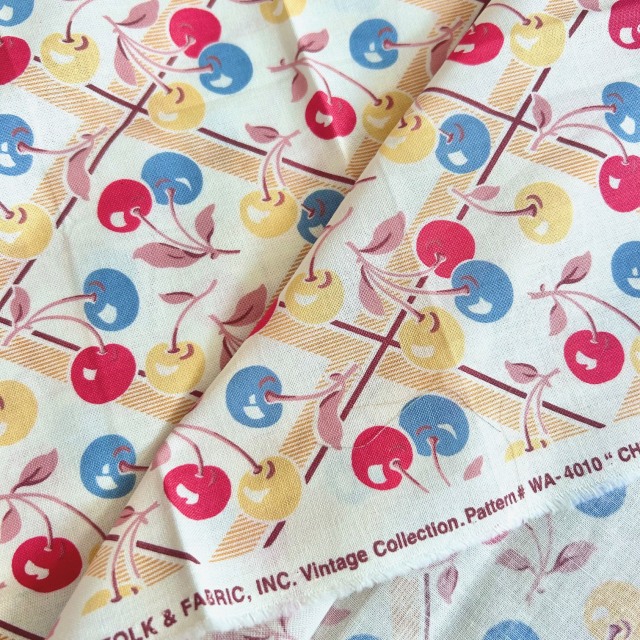 USAファブリック【フード & キッチン柄】 レトロなさくらんぼ柄  チェック柄  ホワイト系  50×74cmカットクロス  UFK-251