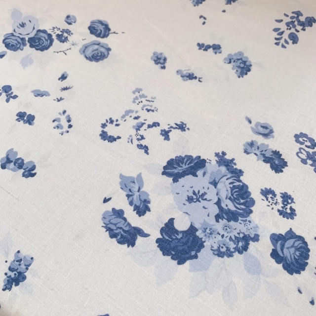 USA製ファブリック  綿麻【moda(モダ)　Northcote Range : ノースコート&ランジ】ホワイト系  ブルー花柄　コットンリネン   ULN-001