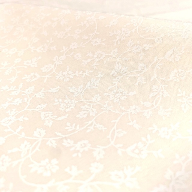 白系生地【草花柄プリント】UOW-003　50×110cm