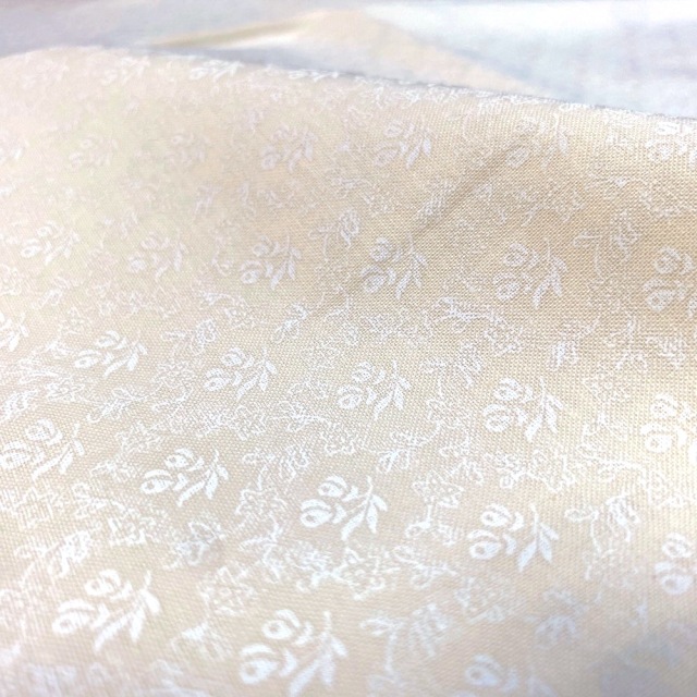 白系生地【草花柄プリント】UOW-007　50×110cm