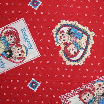 【USAコットン】ラガディアン&アンディ生地　Raggedy Ann & Andy 英字 レッド系 ハート柄  50x55cmのみ (URA-002)