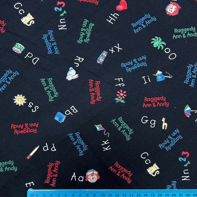 【USAコットン】USA輸入生地  ラガディアン&アンディ生地　Raggedy Ann & Andy  英字  ブラック系  (URA-003)