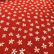 《再入荷》UMAI-001  USAコットン【Maisy】ルーシーカインズデザイン  絵本「メイシーちゃん」シリーズ布地  花柄/レッド